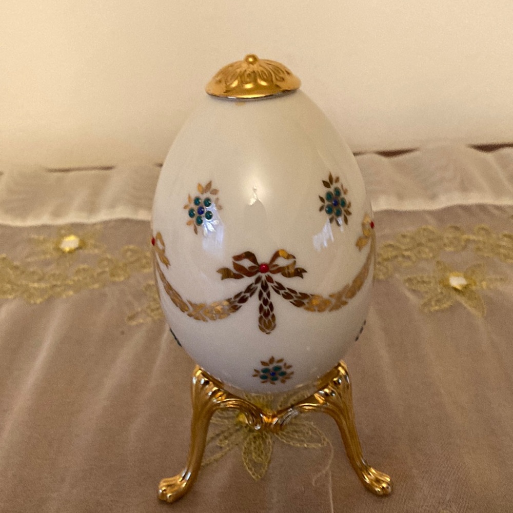 Lenox Collection Vintage Porcelain Egg with Gold Stand issued 1994